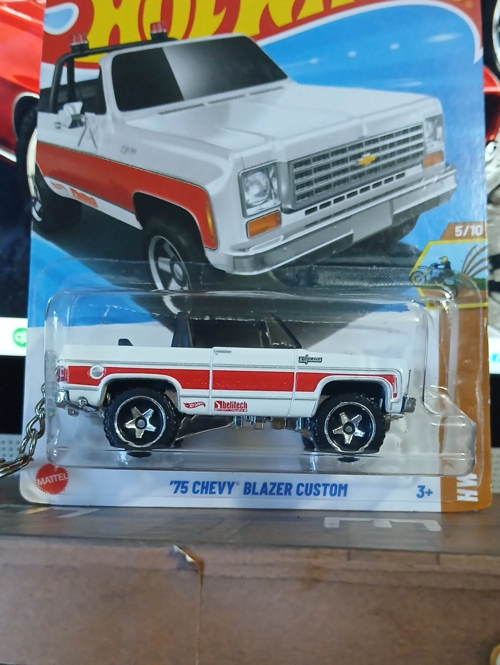 Keychain Hot Wheels '75 Chevy Blazer Custom - White with Red Stripe